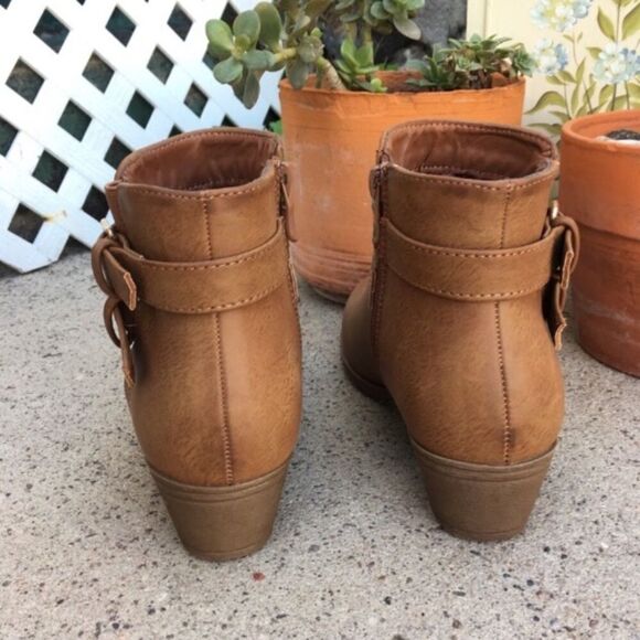 TAN BUCKLE FAUX LEATHER ANKLE BOOTS NEW IN BOX - Picture 5 of 6